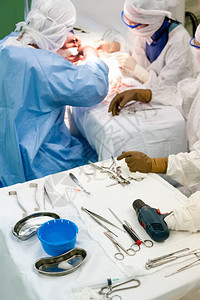 真实的房间制服正手术室桌上的外科手术器械图片