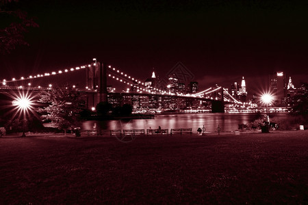 城市风景优美河布鲁克林桥和曼哈顿晚上在纽约图片