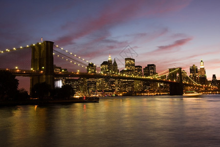 城市旅游中心布鲁克林桥和纽约日落时曼哈顿图片