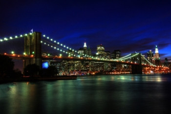 布鲁克林桥和纽约日落时曼哈顿夜晚约克天际线图片