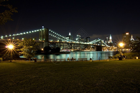 布鲁克林桥和曼哈顿晚上纽约帝国河几何的图片