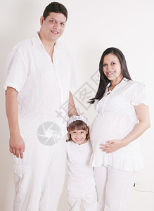 在室内家庭期待新婴儿男卡斯蒂略图片