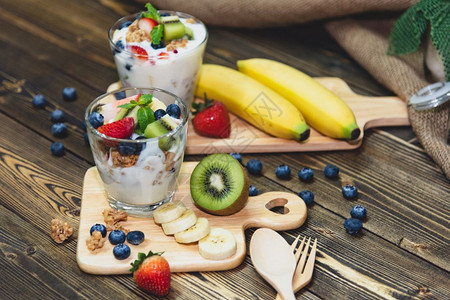 奶油希腊健康酸加格拉诺和木桌上的混合浆果以及许多水食品和甜点概念燕麦冻糕图片