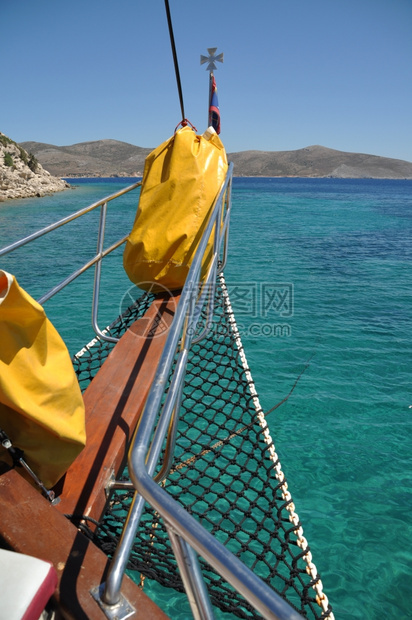 希腊水域一艘游艇的美丽前方景色天堂旅行游图片