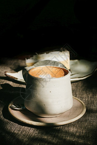 喝饮料花杯咖啡配有旧胶片过滤器浅深的田地以咖啡泡沫为焦点用旧胶片过滤器杯咖啡图片