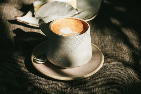 杯咖啡配有旧胶片过滤器浅深的田地以咖啡泡沫为焦点用旧胶片过滤器杯咖啡优质的黑色喝背景图片