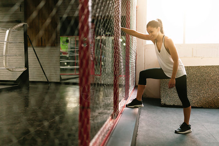 身体健康的女人在锻炼后休息靠栅栏拉紧最佳女积极的图片