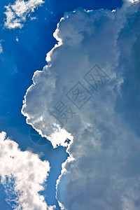 美丽耀斑抽象的天空和浓云边缘的明光环照图片