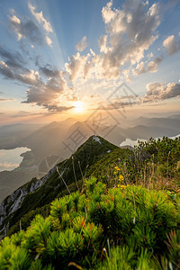 高的黎明落下从德国巴伐利亚Herzogstand山峰开始观测到阿尔佐格站顶峰图片