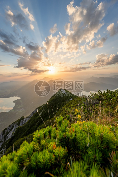 高的黎明落下从德国巴伐利亚Herzogstand山峰开始观测到阿尔佐格站顶峰图片