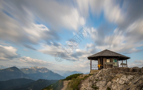 从德国巴伐利亚Herzogstand山峰开始观测到阿尔佐格站顶峰耀斑天空旅行图片