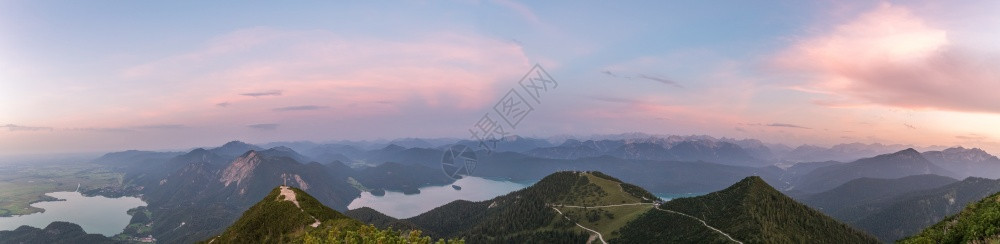 田园诗般的全景从德国巴伐利亚Herzogstand山峰开始观测到阿尔佐格站顶峰湖图片