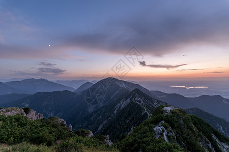 从德国巴伐利亚Herzogstand山峰开始观测到阿尔佐格站顶峰爬坡道最佳太阳图片