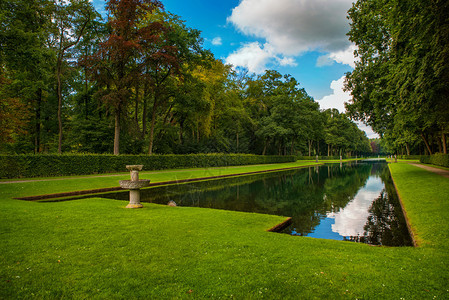 水树木颜色美丽的荷兰城堡Yard配游泳池图片