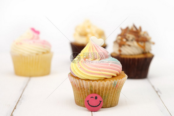 糖果Cupcake饼的装饰美极了光亮明AF点选择面包店不良图片
