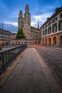 城市景观上午瑞士苏黎世Grossmunster教堂夜晚蓝色的图片