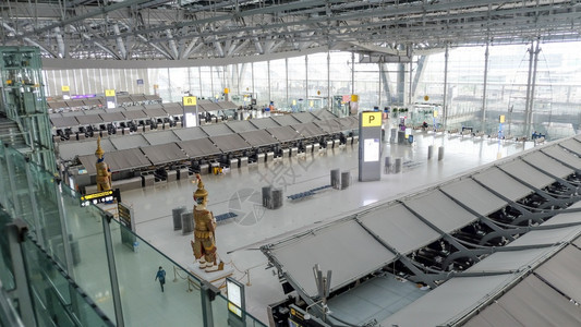 新冠建筑学泰国曼谷8月14日20年8月14日COVID19流行病情况下苏纳布胡密机场的大气状况由于科罗纳大流行和机场封闭没有乘客图片