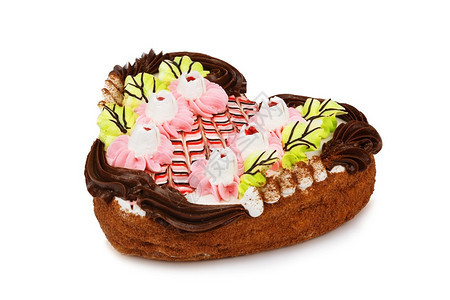 美食物巧克力蛋糕以心脏的形状装饰用奶油花孤立在白色背景上樱桃图片