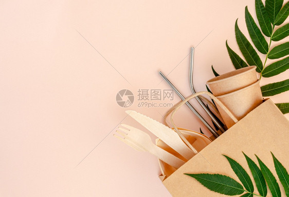 粉红色背景的竹纸餐具和饮用金属吸管的塑料免费套装零废物概念顶视图放杂货店环保图片