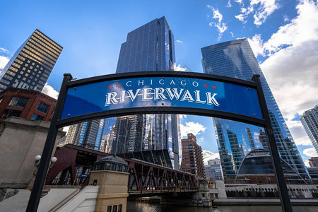 美国市中心天际建筑和等具有旅游概念的芝加哥城市景河边沿的历史里程碑式的芝加哥河道标志海滨旅行状态图片
