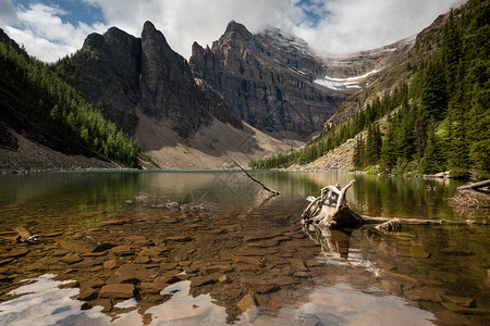 自然的Agnes湖全景图像这是加拿大艾伯塔班夫公园LakeLakeLouise附近被落基山脉包围的一个宁静地方顶峰图片