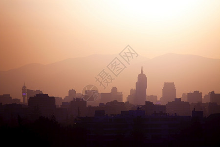 背光塔日落时智利圣地亚哥市中心的天线户外图片