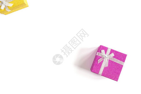 庆典白色顶视线上隔着彩带弓紫色和黄的闪光礼品盒白顶视面上隔着丝盘弓紫色和黄的闪光礼品盒文字空间为本生日概念的空间闪发光周年纪念日图片
