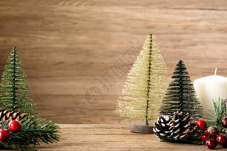 木桌上的圣诞树装饰背景图片