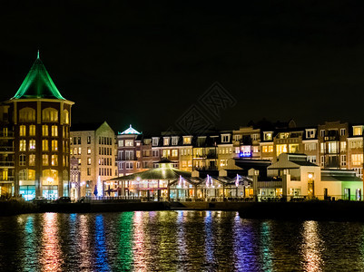 梅恩黑暗的荷兰多彩城市风景有许多建筑物和灯光在MeernUtrecht荷兰多姿彩的城市风景中心图片