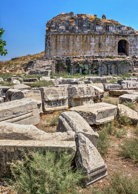 殖民化小米土耳其希腊城市Miletus古代剧院的巨石块在阳光明媚的夏日古世纪剧院的巨石块天图片