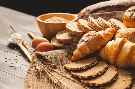 法国面包店布局烹饪中的食物和面包房概念中的美味早餐食和用碳水化合物有机食品自制的餐饮可口早面食和膳物厨房中的面包图片