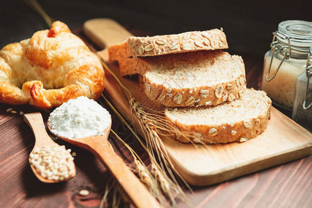 法语不同的国面包烹饪中的食物和面包房概念中的美味早餐食和用碳水化合物有机食品自制的餐饮可口早面食和膳物厨房中的面包图片