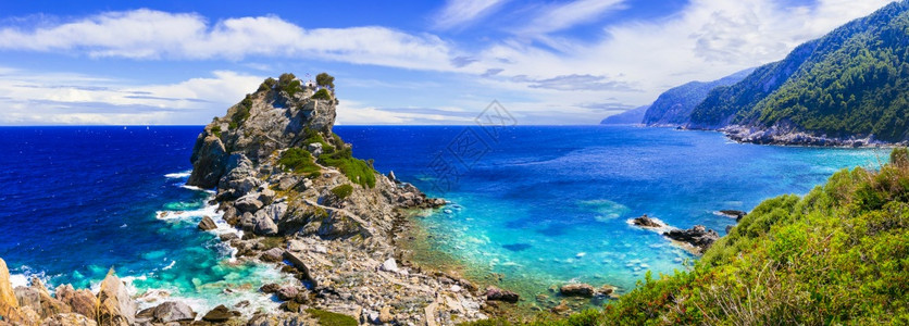 浪漫的如画旅游希腊AgiosIoanisSporades岩石上小型教堂的观光景象图片
