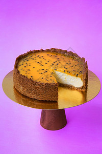 自制在木蛋糕摊上切了生日蛋糕美丽的芝士蛋糕辣椒水果紫底背景复制空间食物摄影作为谱假期层图片