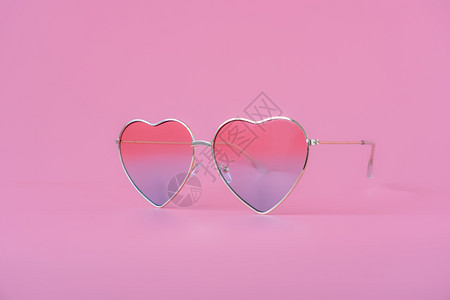 抽象的在现代生锈粉红纸上贴近多彩色的爱情形状太阳镜时尚设计夏季概念背景情人节美丽的优雅图片
