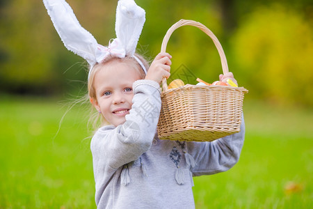手拿复活节鸡蛋的可爱小女孩背景图片