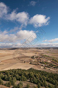 西班牙卡斯蒂利亚莱昂布尔戈斯省CastillayLeonCastillaLeonCastrojeriz村的乡地貌布满了前景一片蓝图片