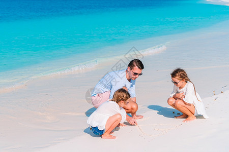 海洋意大利户外快乐的父亲和可爱小孩在热带海滩玩得开心家庭假期快乐的父亲和他可爱小女儿在热带海滩玩得开心图片