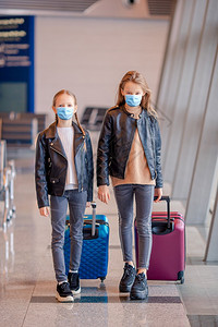 国际机场可爱的小孩有登机通行证小孩在机场等着登小孩在场等登窗户孩子们假期图片
