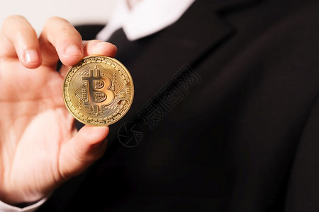 金手金子支付Bitcoin手持加密货币硬的女子持有Bitcoin金币背景