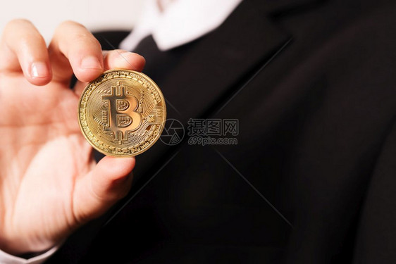 金子支付Bitcoin手持加密货币硬的女子持有Bitcoin金币图片