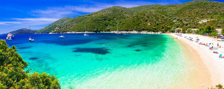 希腊莱夫卡达岛最美的海滩密尔科斯吉亚洛与松绿海放船石图片