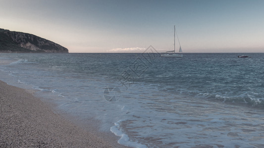 沙滩上美丽的夏日早晨图片