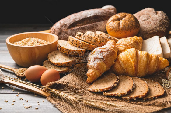 棕色的一顿饭不同种类的面包木质背景中的营养全麦面包厨房概念中的食物和面包店美味的早餐和膳食美丽的图片