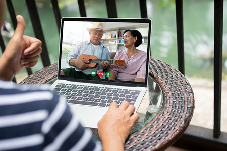 亚洲妇女视像会议与生病的老年父亲举行鼓励和调查疾病通信技术的概念通讯技术是亚洲妇女的视像会议男笔记本电脑家庭图片