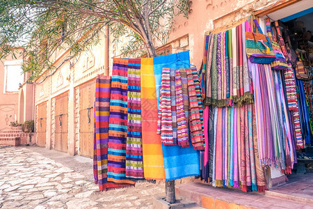 工艺经济商业挂在摩洛哥瓦尔扎特一家纪念品店出售的一棵树上多彩摩洛哥传统围巾和披头图片
