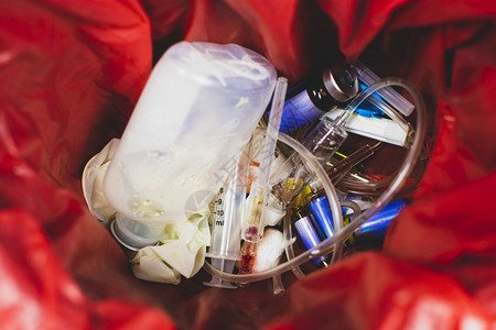 处理生物学感染红色垃圾袋中的医疗传染废物Corona预防Covid19图片