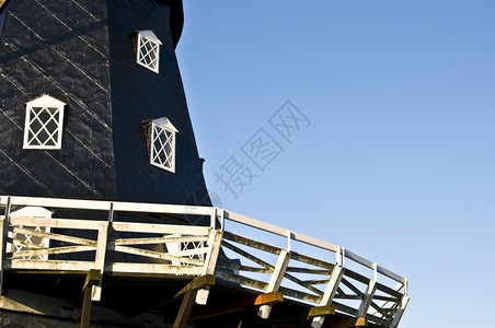 白色风车雅各布斯未来派窗户马尔默公园的风车在幕后翻转托索背景