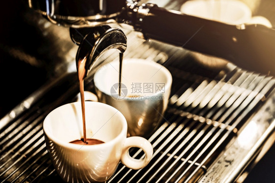 茶点短的制造浓缩咖啡机冲泡倒入店的玻璃杯中浓缩咖啡从机中倒出图片