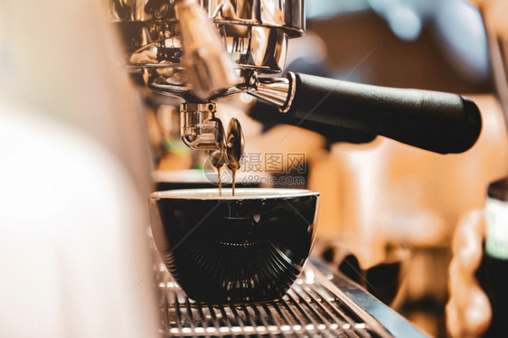 浓缩咖啡机冲泡倒入店的玻璃杯中浓缩咖啡从机中倒出休息香气一种图片
